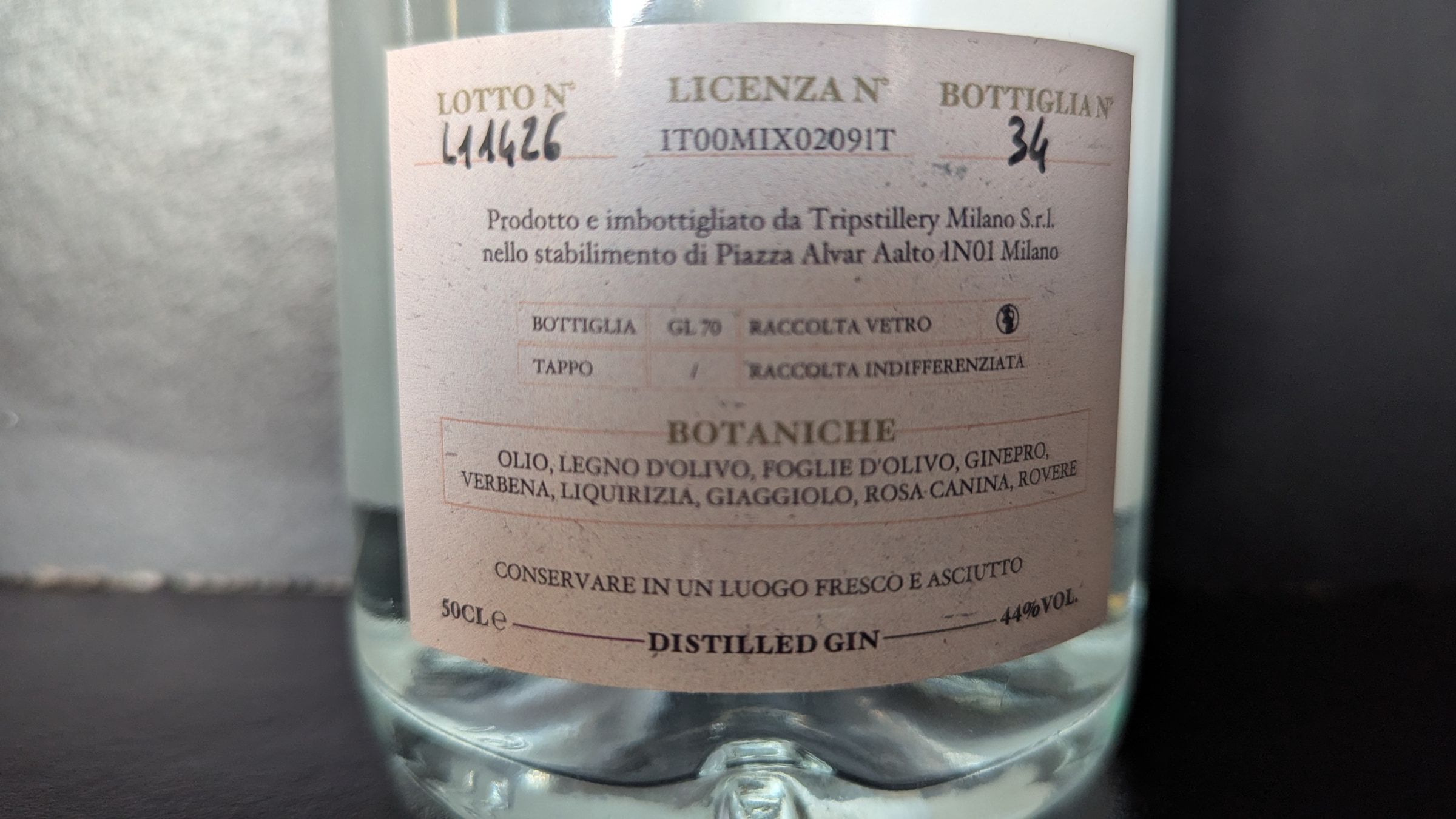L'etichetta posteriore con l'elenco delle botaniche e i dati di produzione.
